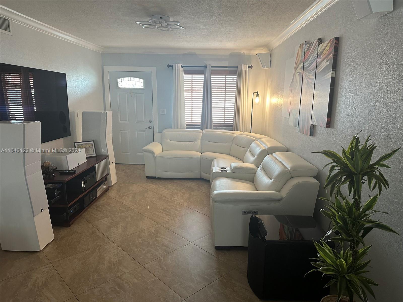 Beautiful 2/2 condo. Renovated with many upgrades
ADDITIONAL PHOTOS WILL BE UPLOADED SOON.