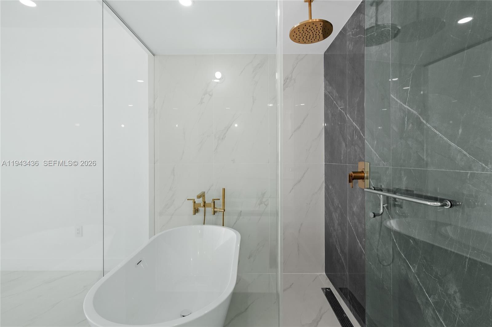 ARIA RESERVE - Residential Lease