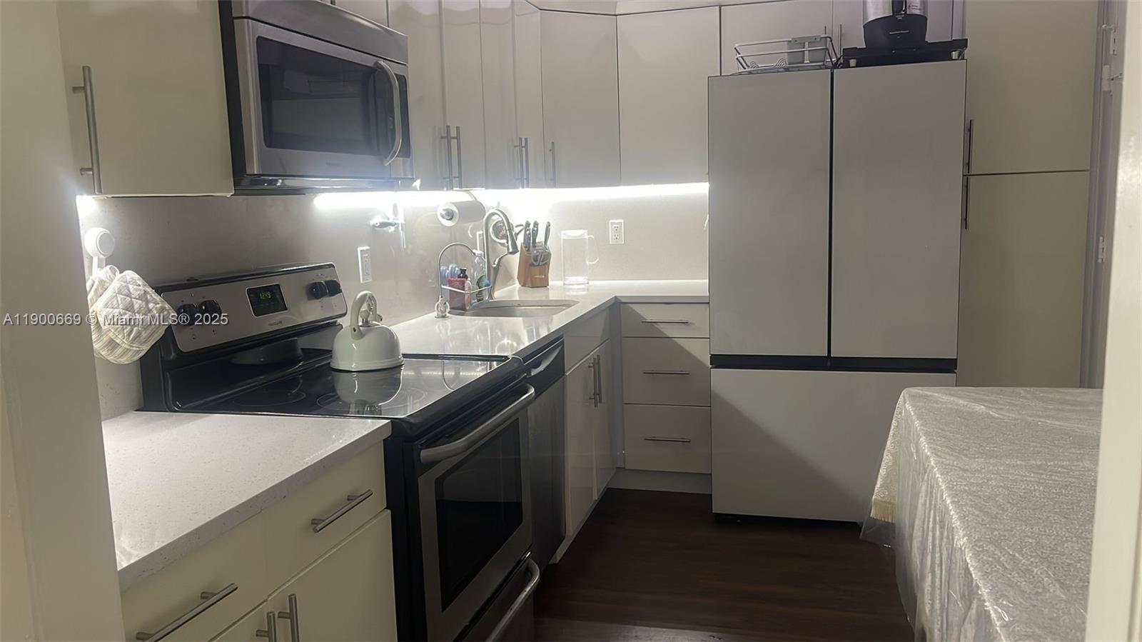 LONGWOOD TOWERS CONDO - Residential Lease