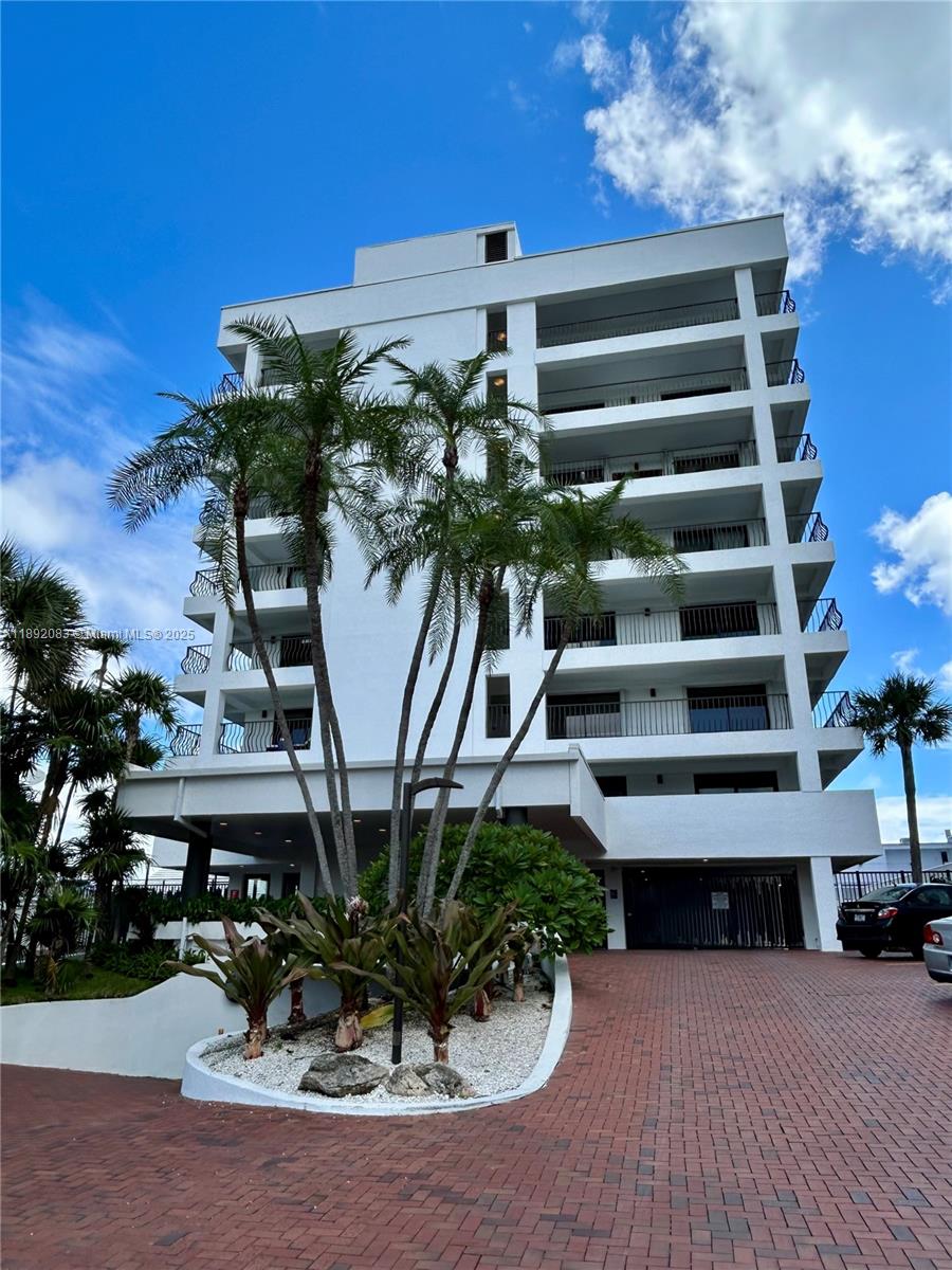 5415 Collins Ave 302