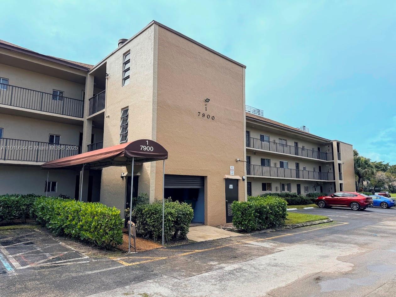 CASCADES OF LAUDERHILL - Residential