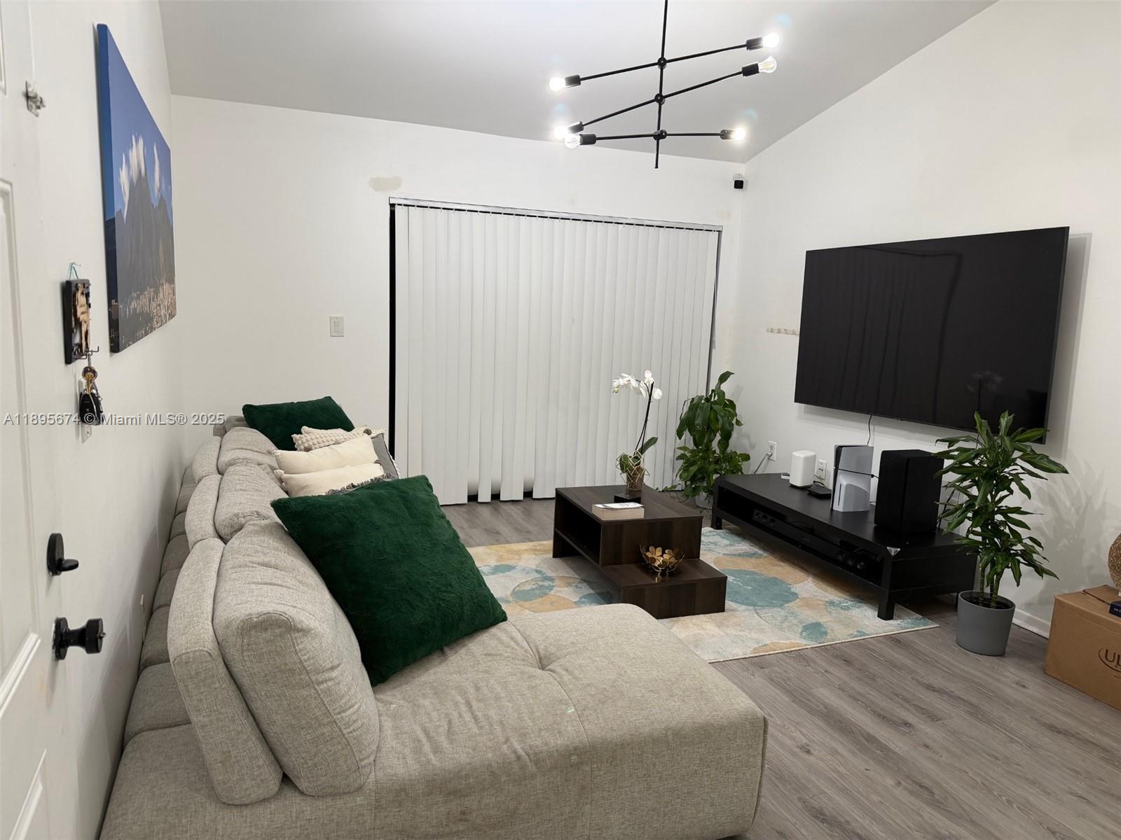 THE COURTS AT KENDALL CON - Residential Lease