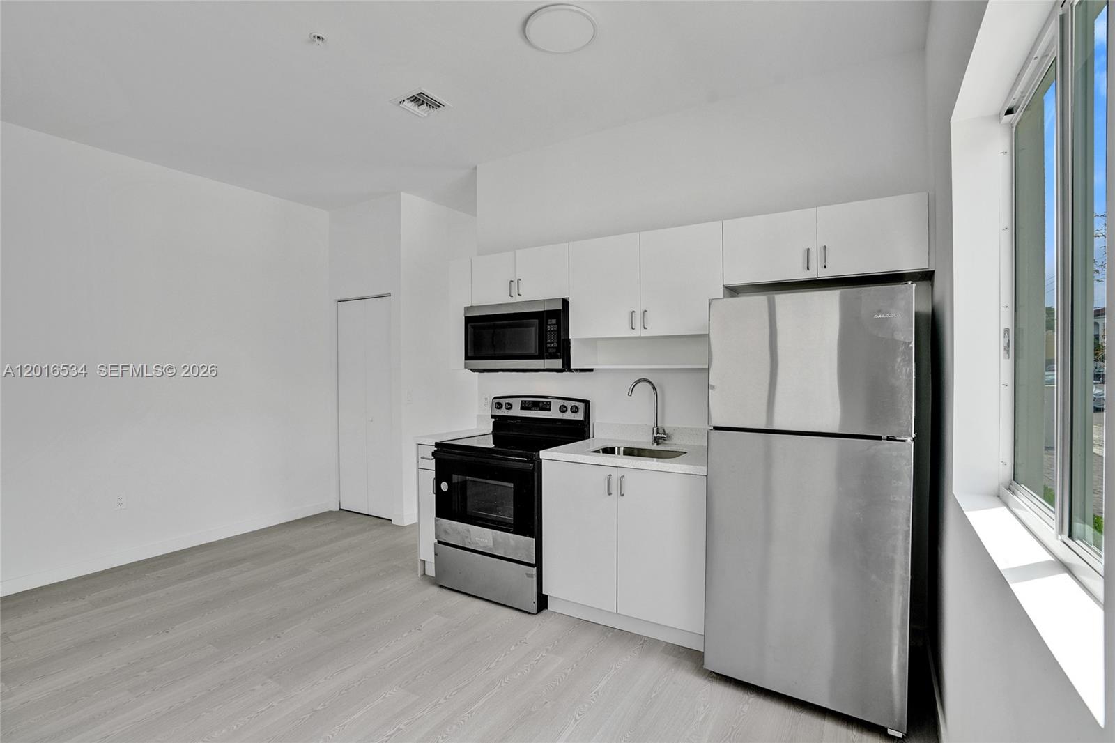 LAWRENCE ESTATES LAND COS - Residential Lease