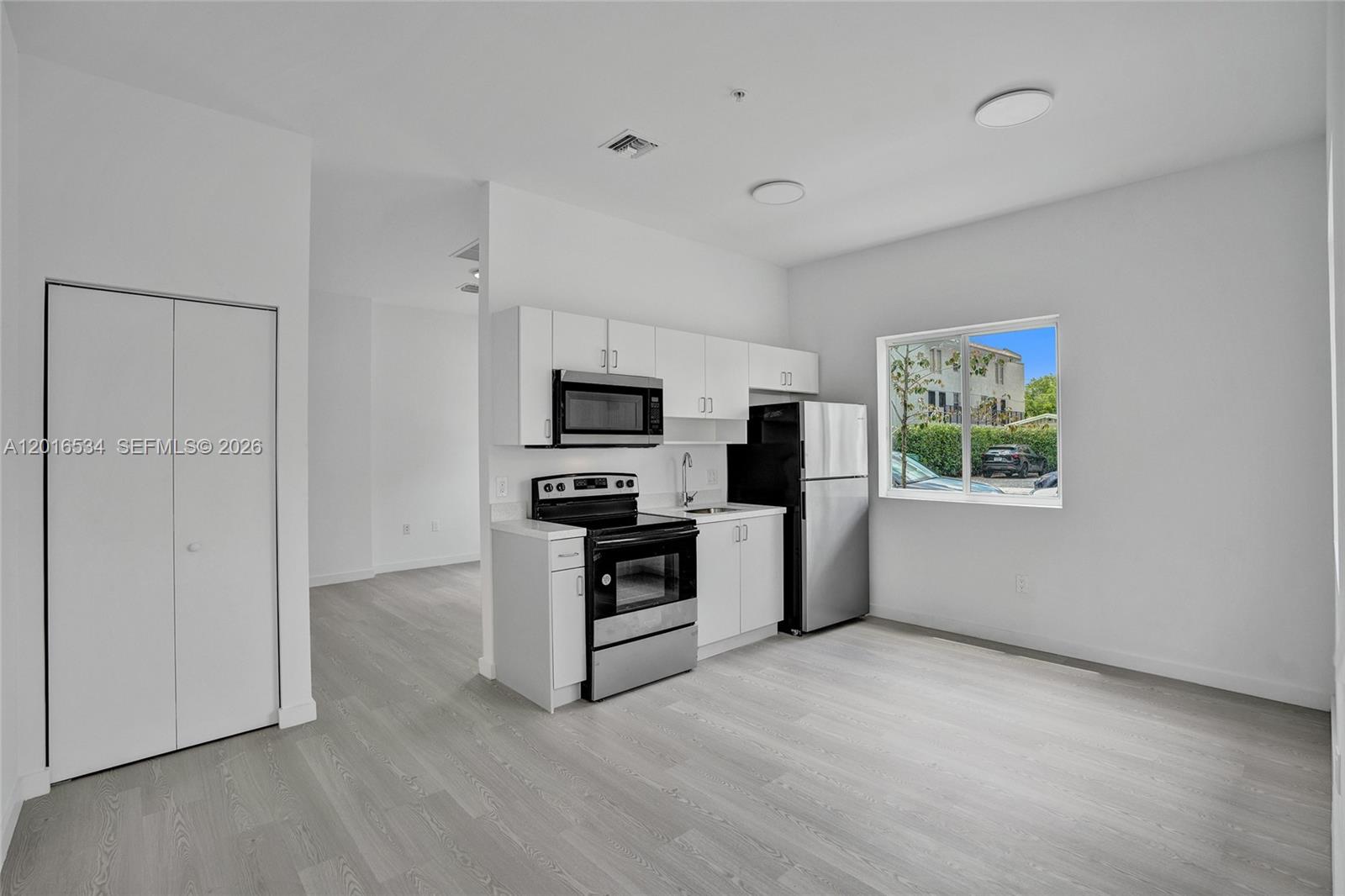 LAWRENCE ESTATES LAND COS - Residential Lease