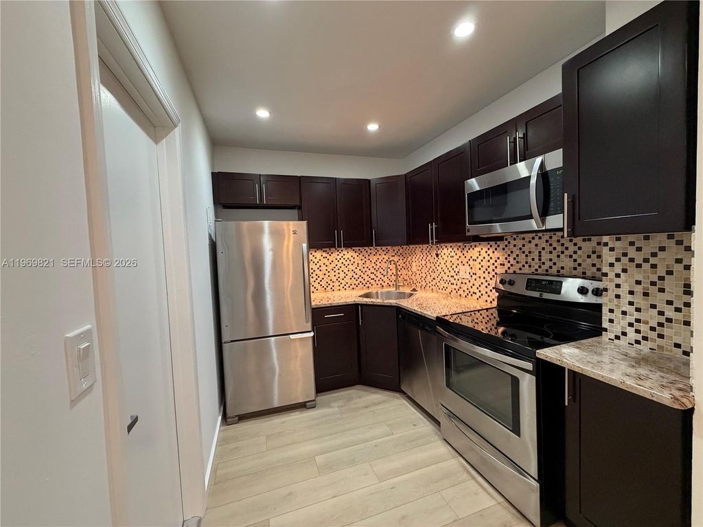 Photo of 2426 SE 17th Causeway #207A, Fort Lauderdale, FL 33316 (MLS # A11969821)