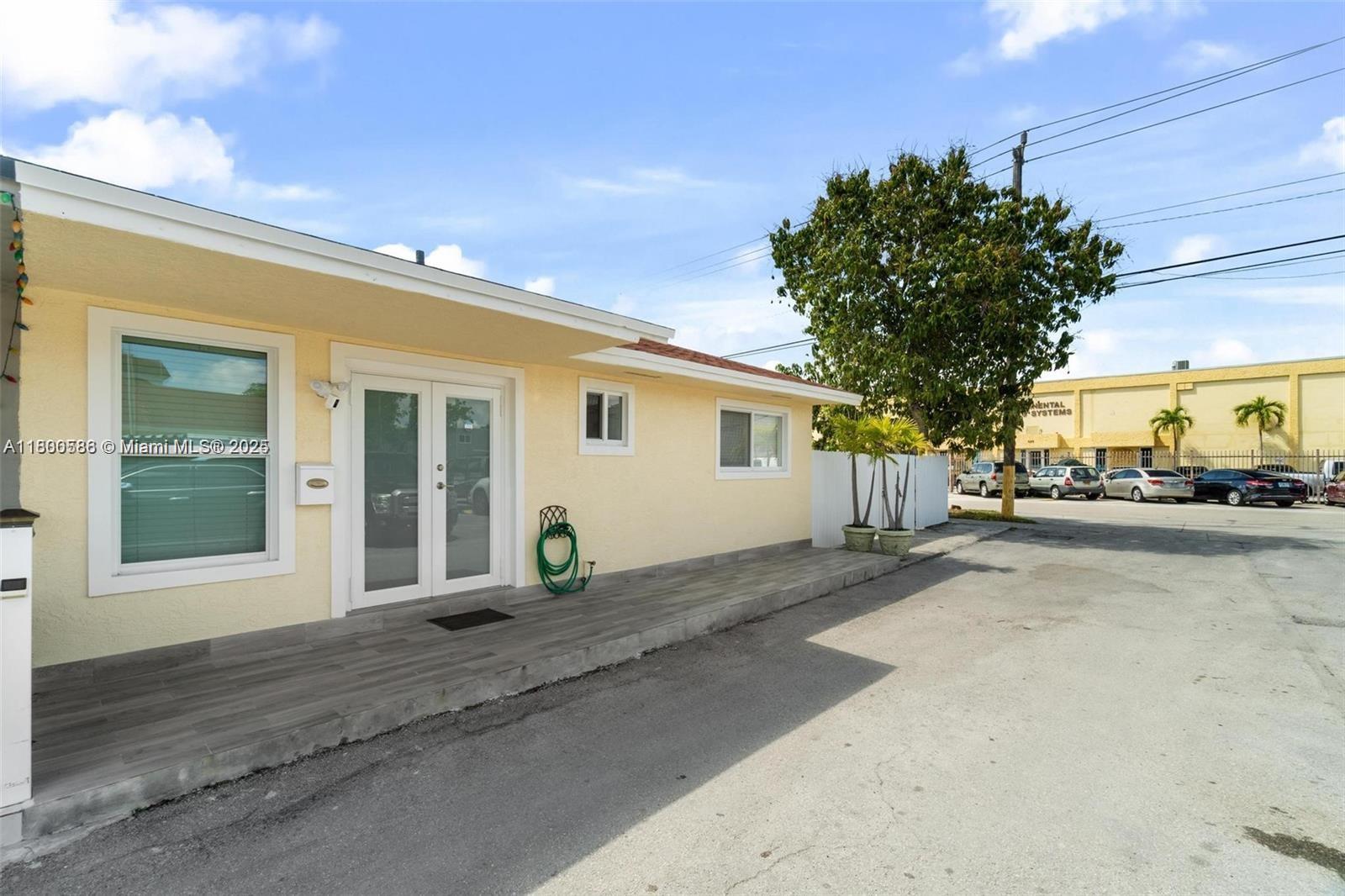 330 W 74th Pl 330
