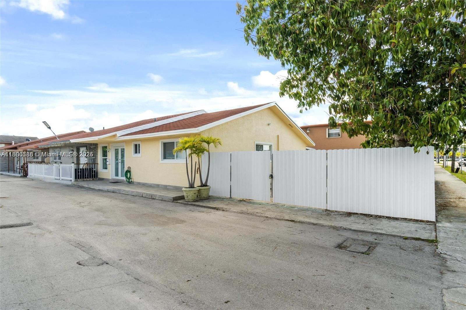 330 W 74th Pl 330