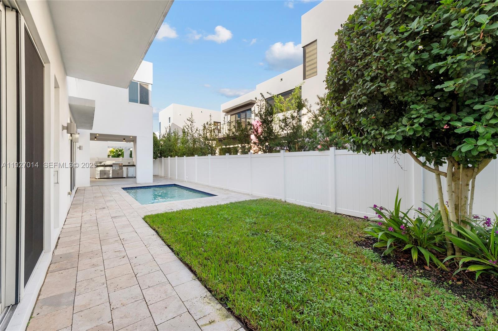 DORAL COMMONS RESIDENTIAL - Residential Lease