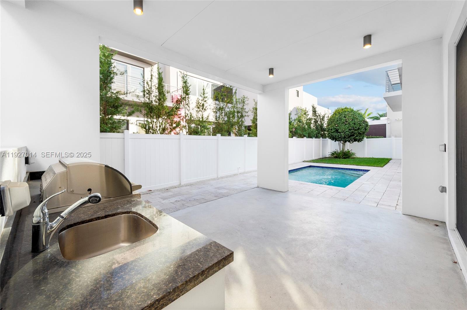 DORAL COMMONS RESIDENTIAL - Residential Lease