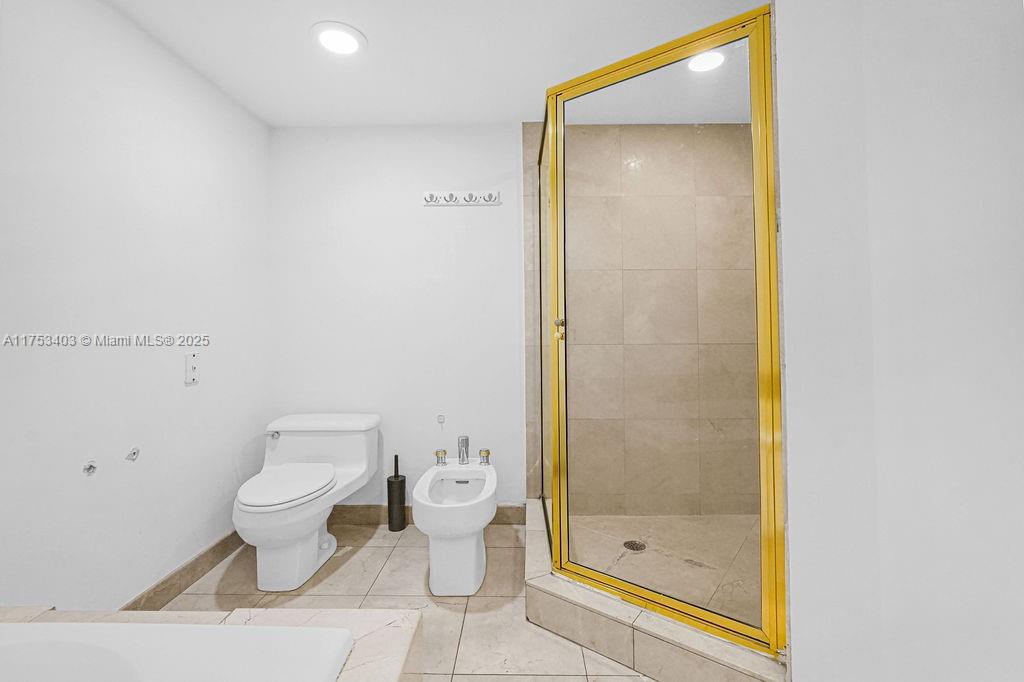 MIRAGE CONDO - Residential