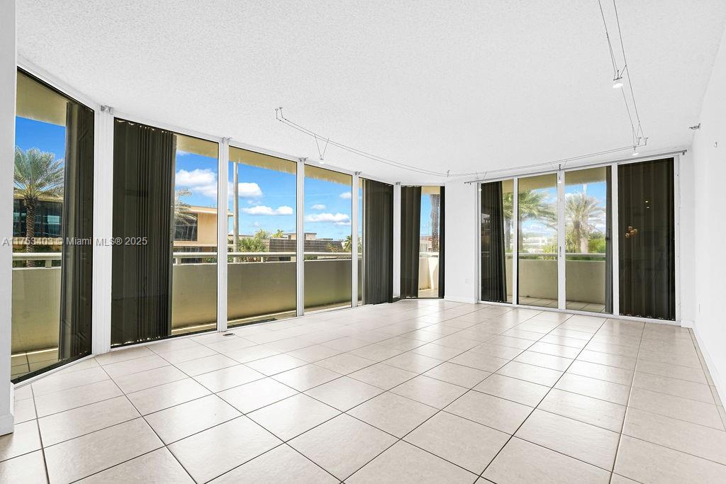 MIRAGE CONDO - Residential