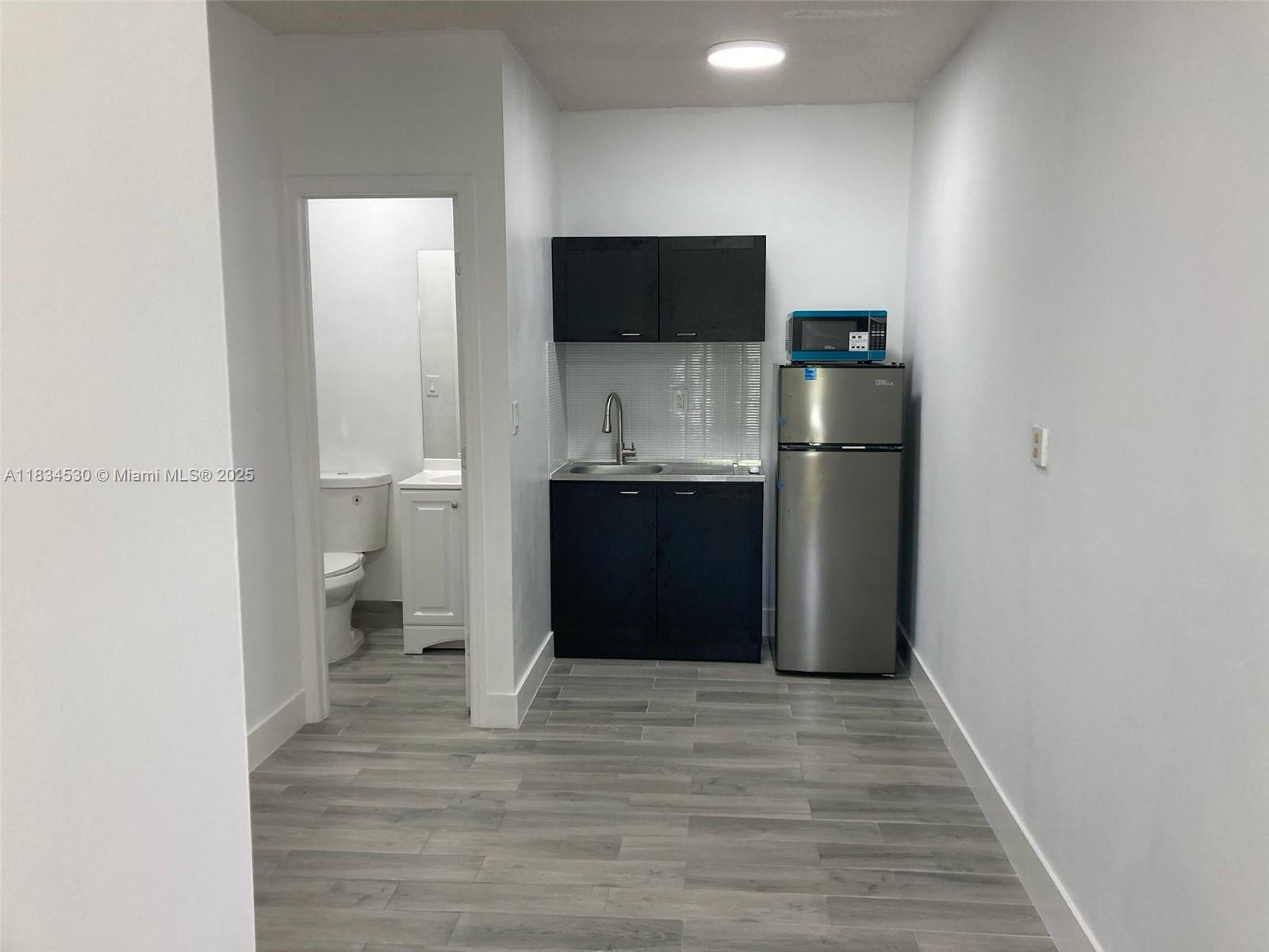 In a quiet neighborhood Comfortable efficiency recently built an independent entrance A/C + 1 parking space. Enjoy the privacy.
Easy to show!
The landlord is looking for one person who works or studies full-time. No Pets, no smoking, Monthly rent include electricity, water, Wi-Fi. Well located near 874 and 878, Turnpike and Miami Dade College.