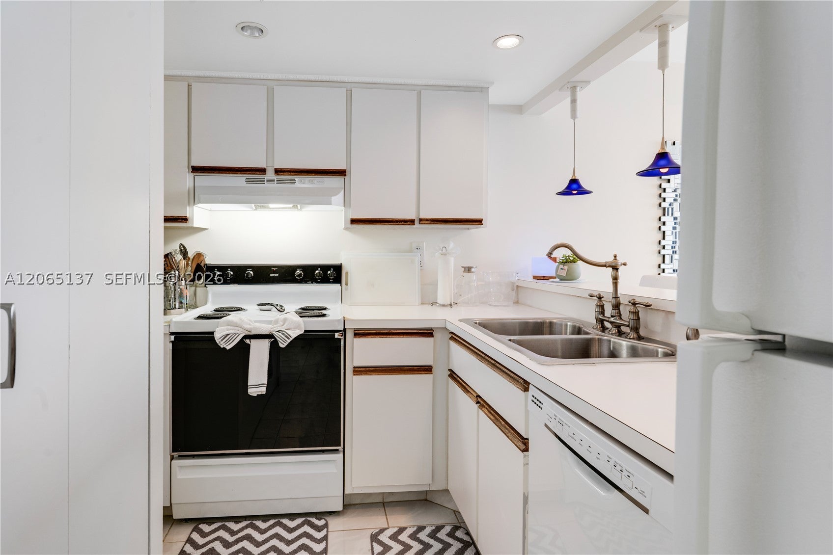 540 Brickell Key Dr 1422