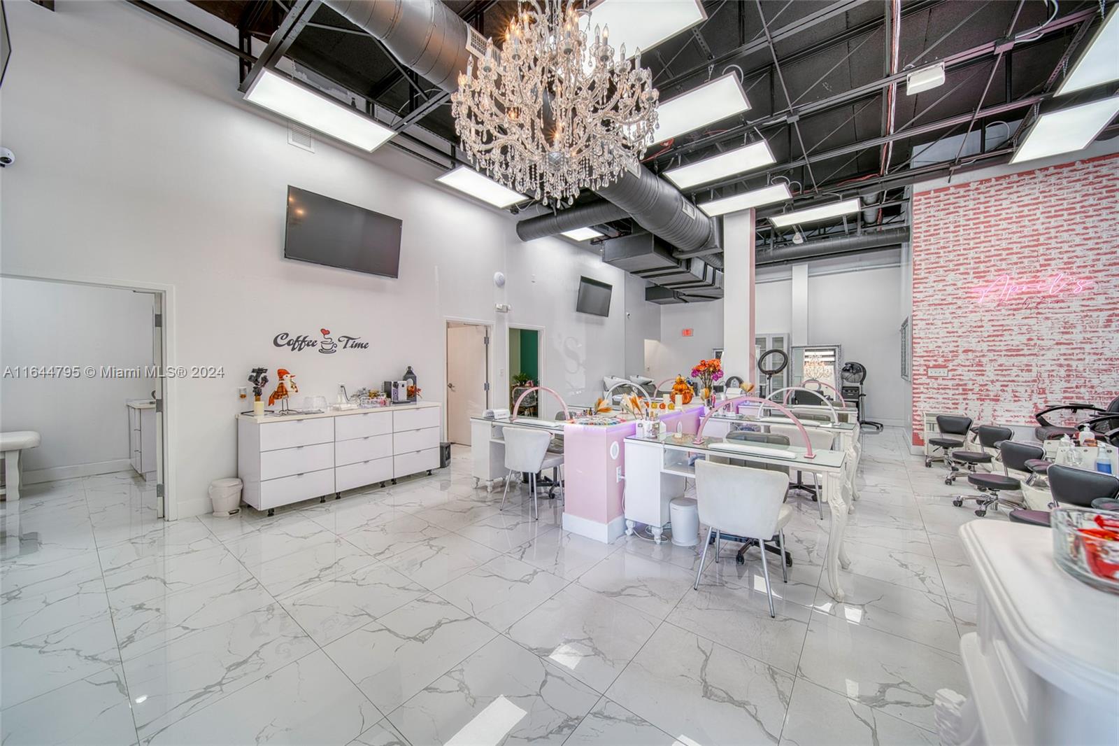 Full-Service Beauty Salon For Sale in Pinecrest