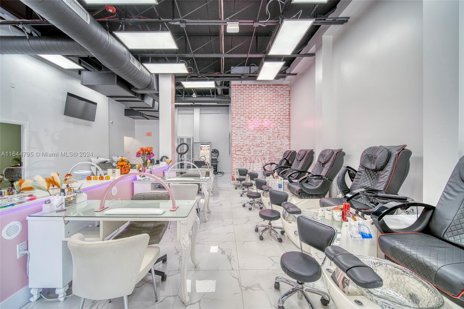 Full-Service Beauty Salon For Sale in Pinecrest