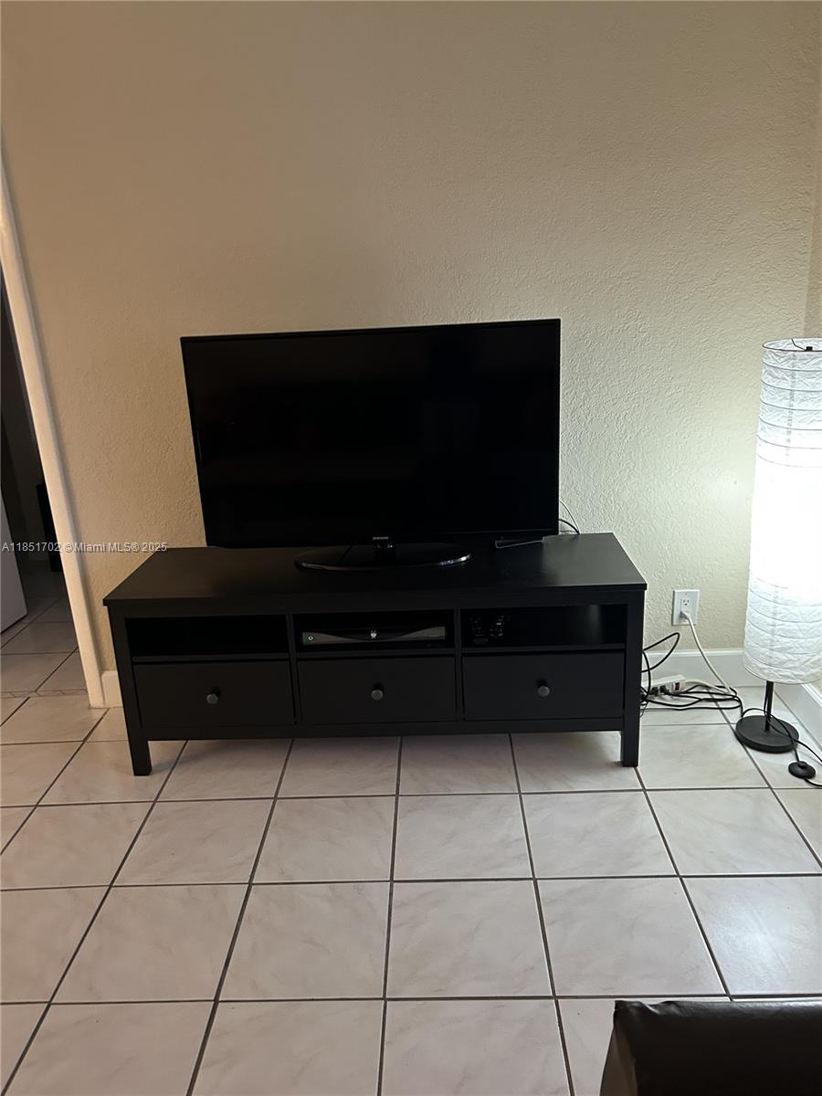 FIRST GULFSTREAM GARDEN - Residential Lease