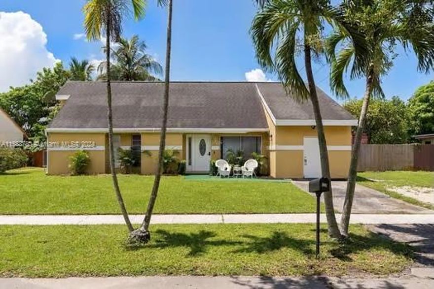 Enter this lovely home that boasts 5 bedroom in addition a bonus room. Ideal home for a large family. Newer roof. New AC. New water heater. 10 minute walk from a beautiful family park. Conveniently located near shops, restaurants a mall and small water park. NO HOA monthly fees. 
A place we want to call home