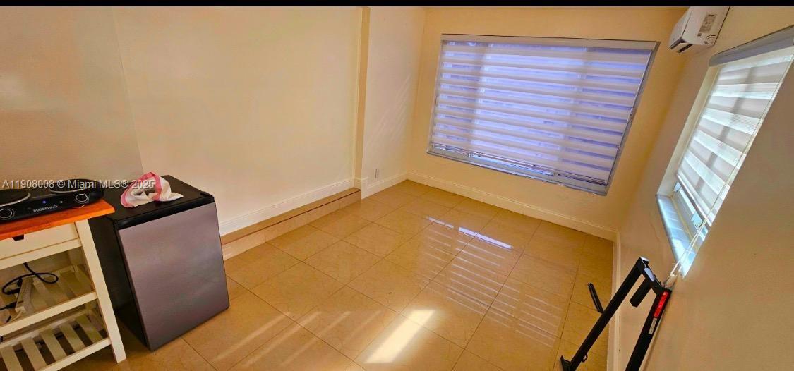 PALM LANE VILLA NO 3 - Residential