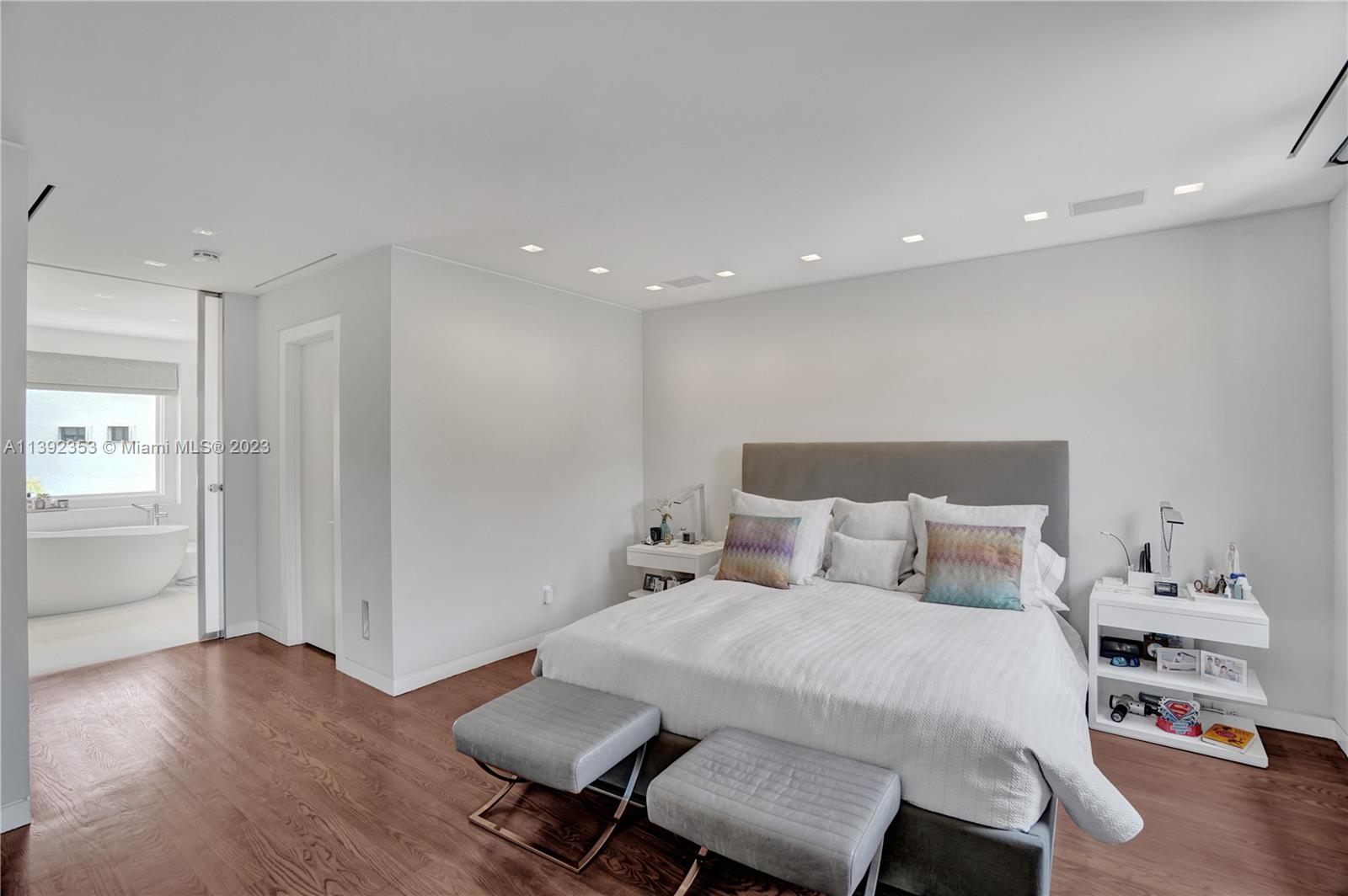 BAYSHORE VILLAS - Residential