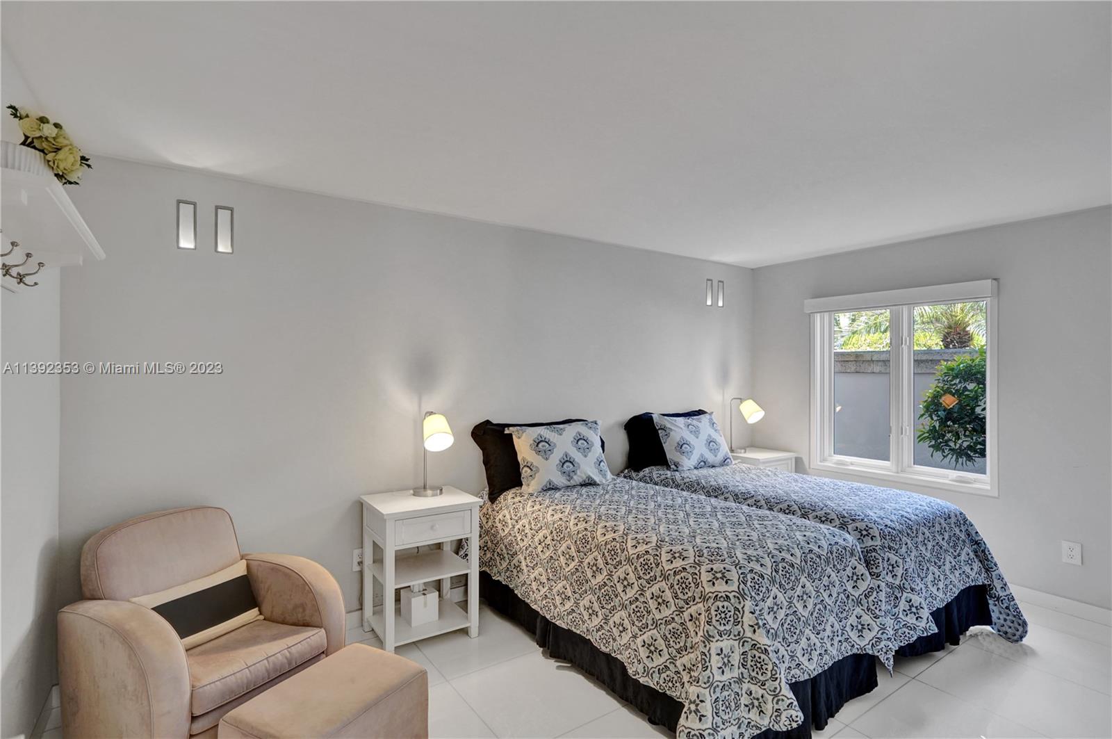 BAYSHORE VILLAS - Residential