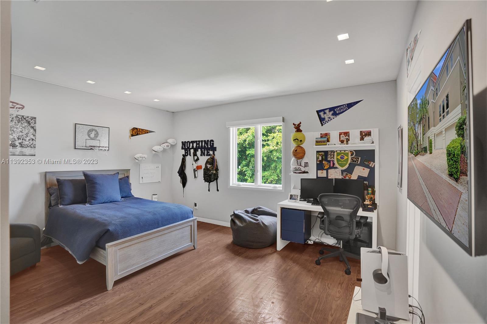 BAYSHORE VILLAS - Residential