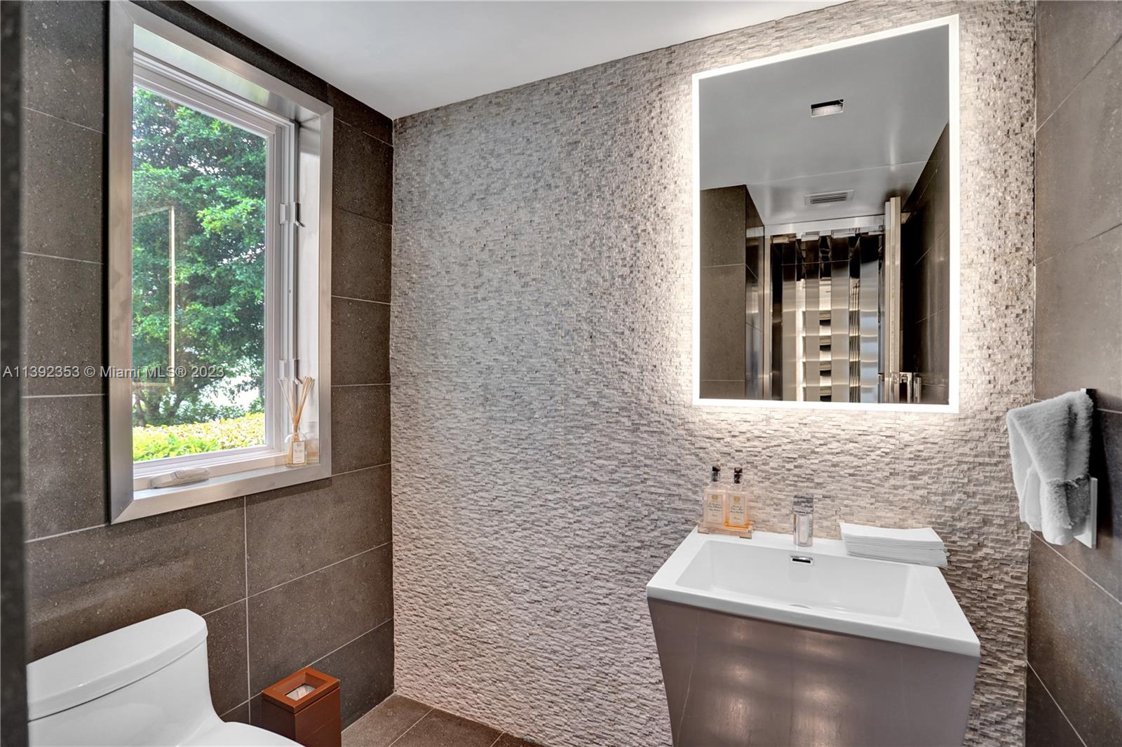 BAYSHORE VILLAS - Residential