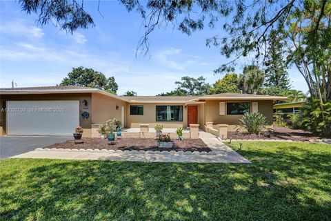 Photo of 480 SW 55th Ave, Plantation, FL 33317 (MLS # A12020792)