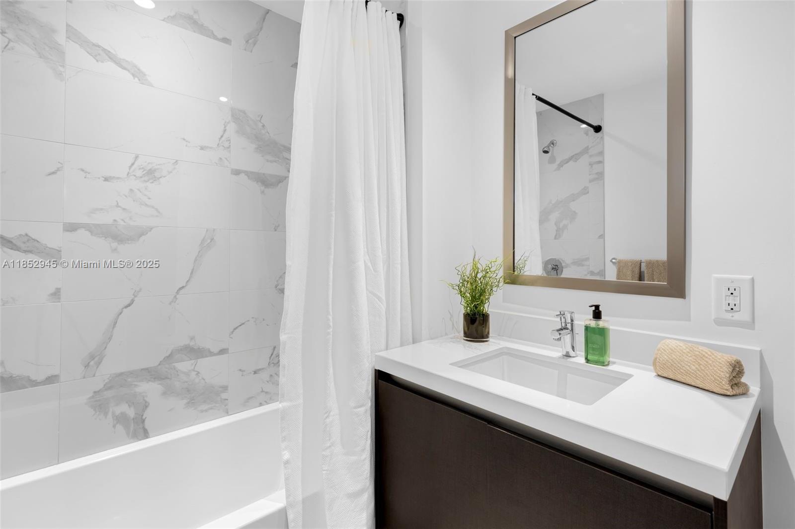 PARAMOUNT MIAMI WORLDCENTE - Residential Lease