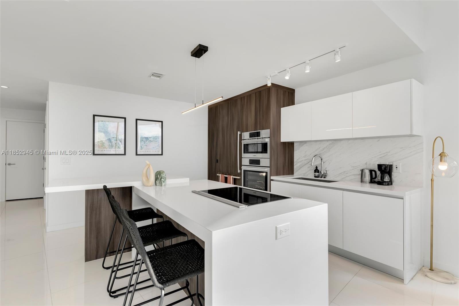 PARAMOUNT MIAMI WORLDCENTE - Residential Lease