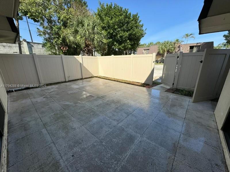 Charming and spacious 2/2.5 Townhouse located in a great community for you to live, and near to many fabulous places in west palm beach, assigned parking, washer and dryer in unit plus amenities like Pool.