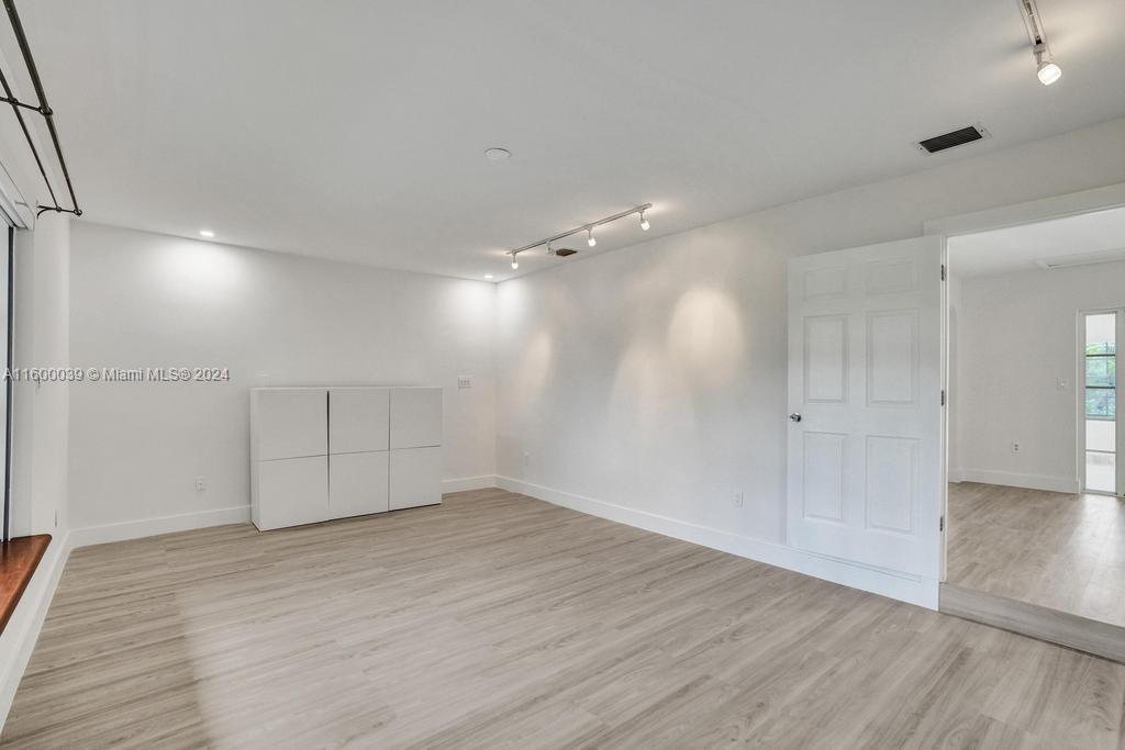NORTH LAKE ESTATES - Residential Lease