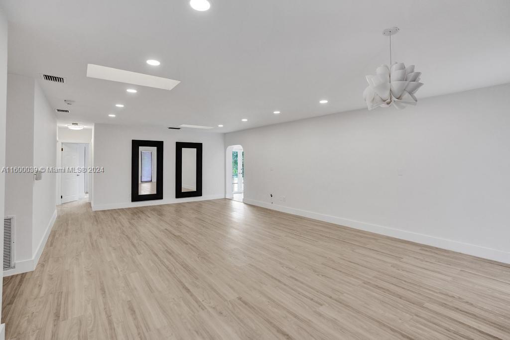 NORTH LAKE ESTATES - Residential Lease