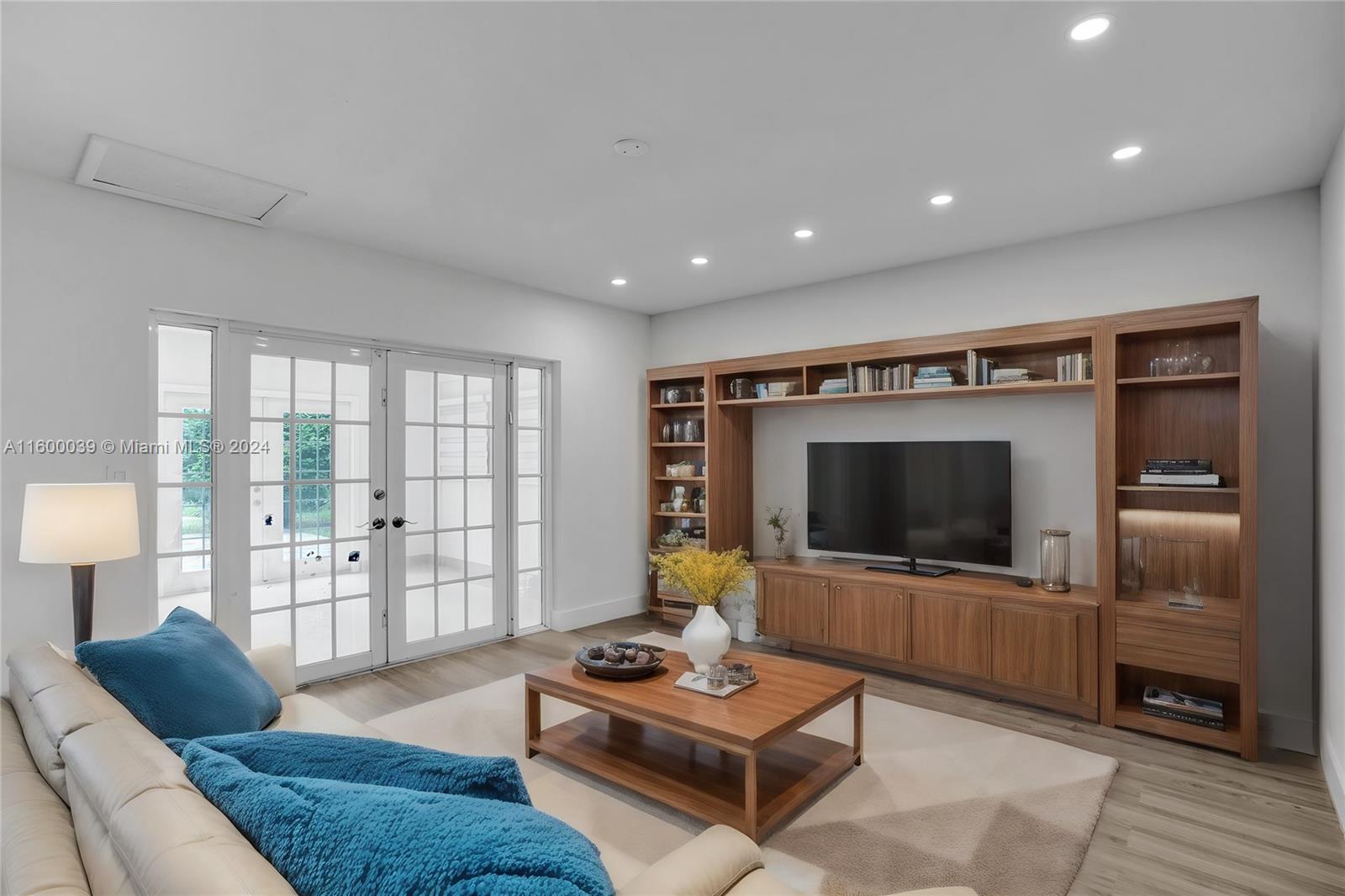 NORTH LAKE ESTATES - Residential Lease