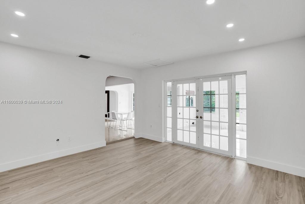 NORTH LAKE ESTATES - Residential Lease