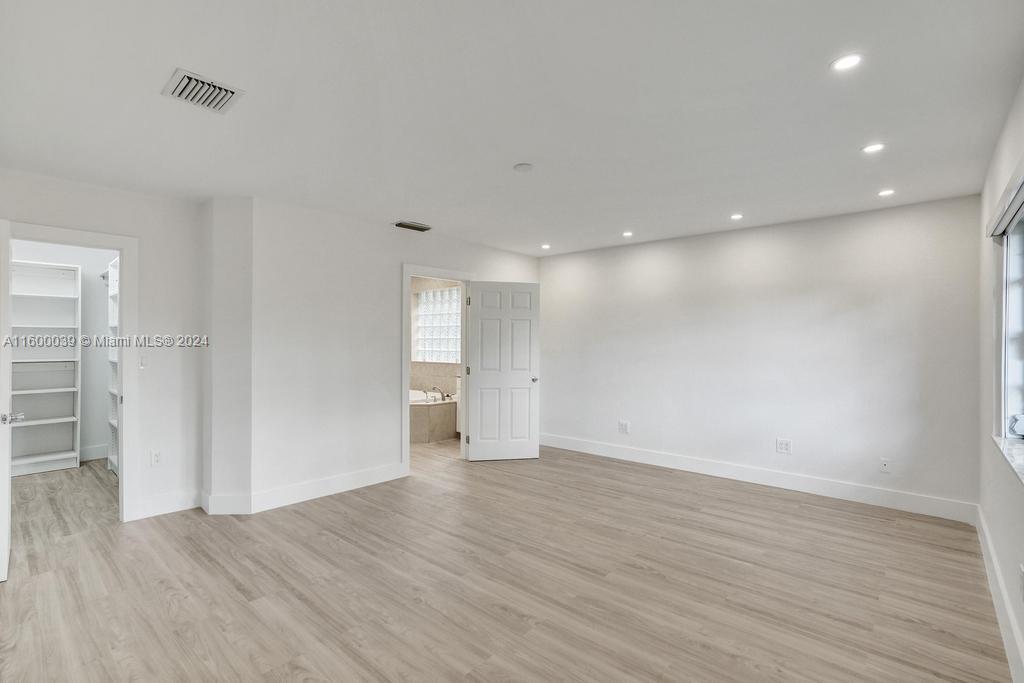 NORTH LAKE ESTATES - Residential Lease