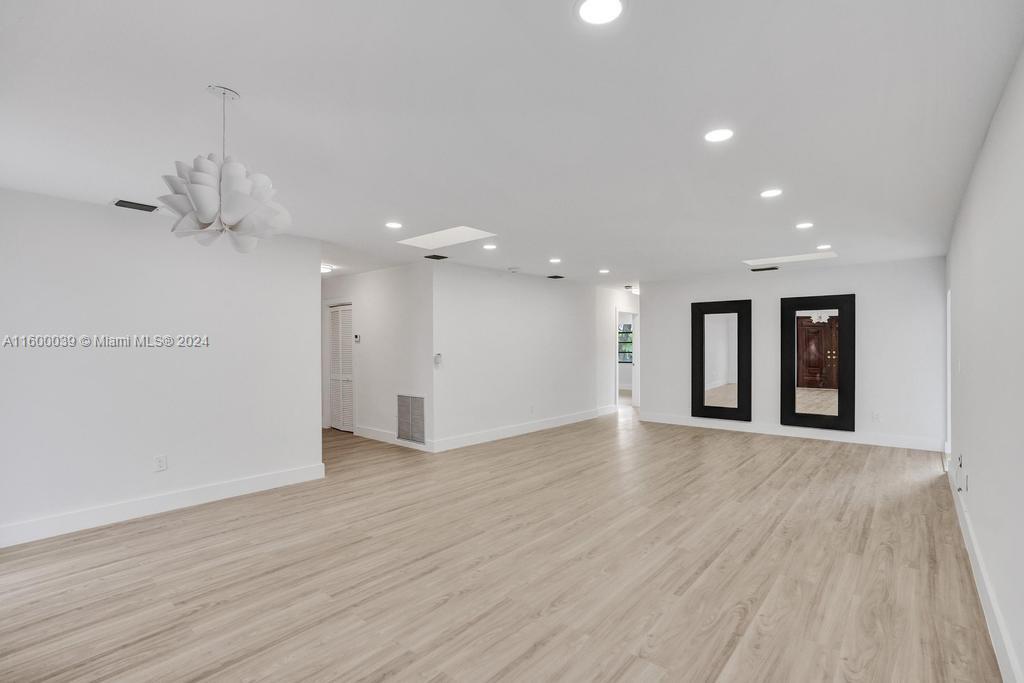 NORTH LAKE ESTATES - Residential Lease