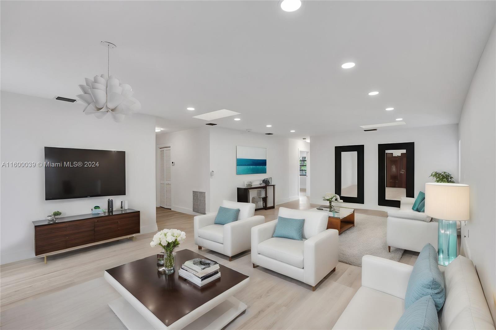 NORTH LAKE ESTATES - Residential Lease