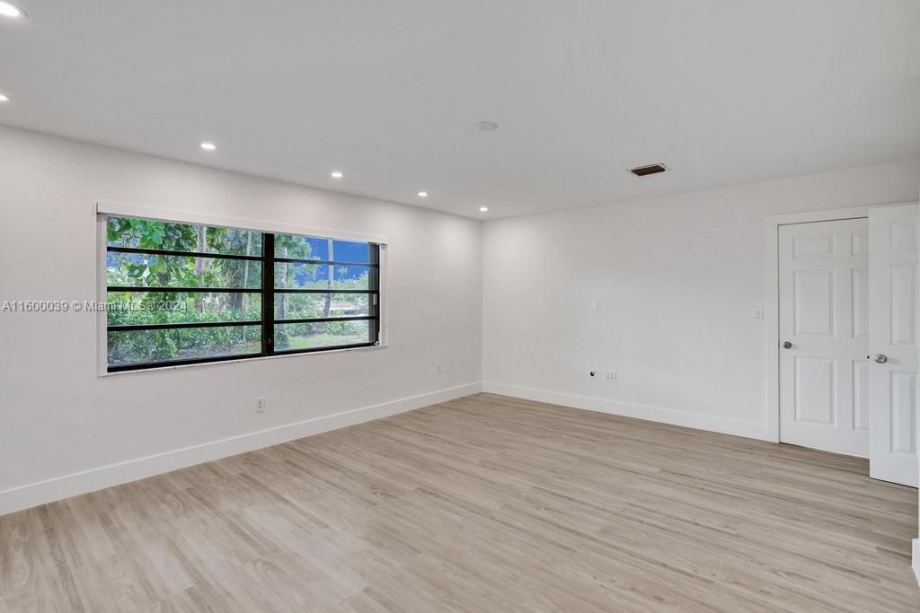 NORTH LAKE ESTATES - Residential Lease