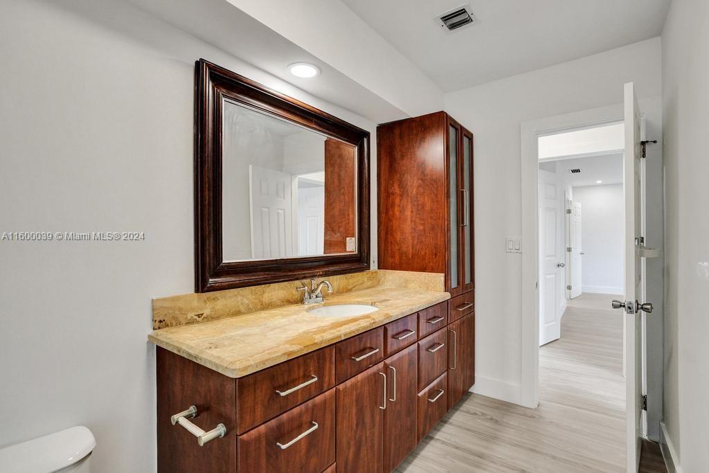 NORTH LAKE ESTATES - Residential Lease