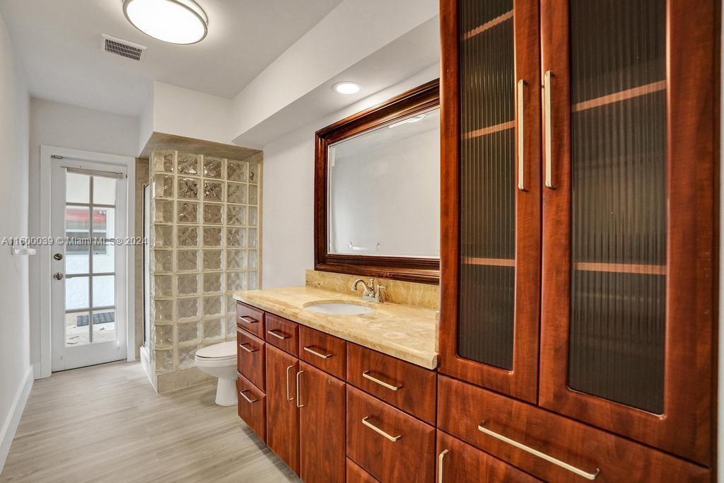 NORTH LAKE ESTATES - Residential Lease