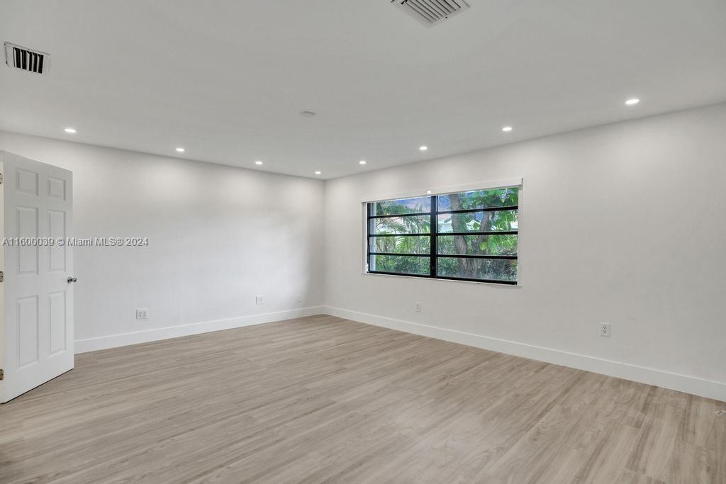 NORTH LAKE ESTATES - Residential Lease