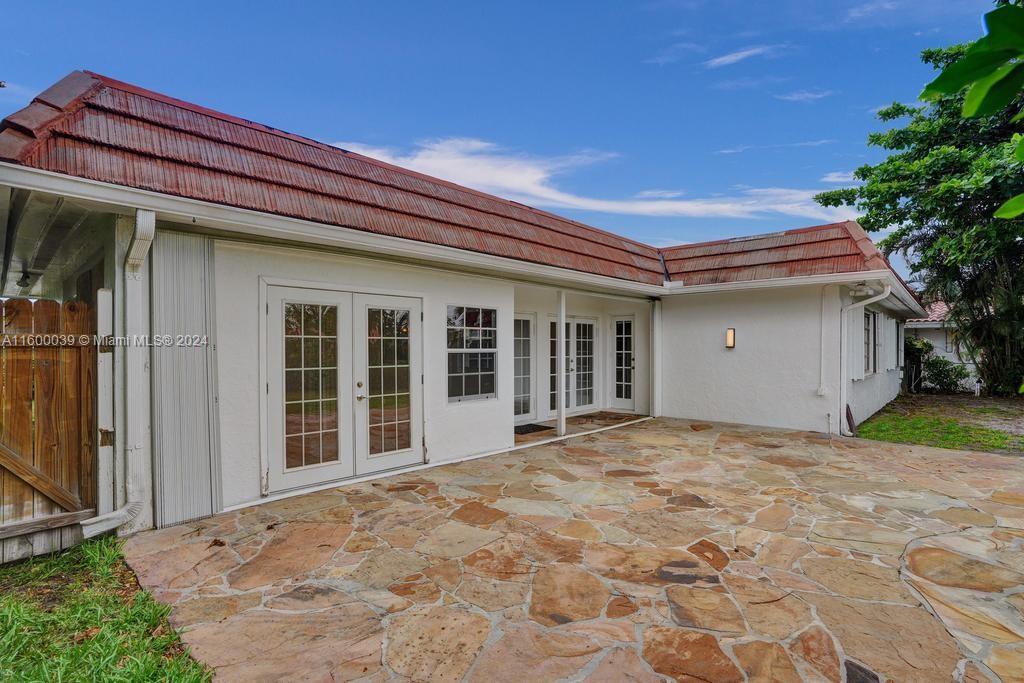 NORTH LAKE ESTATES - Residential Lease