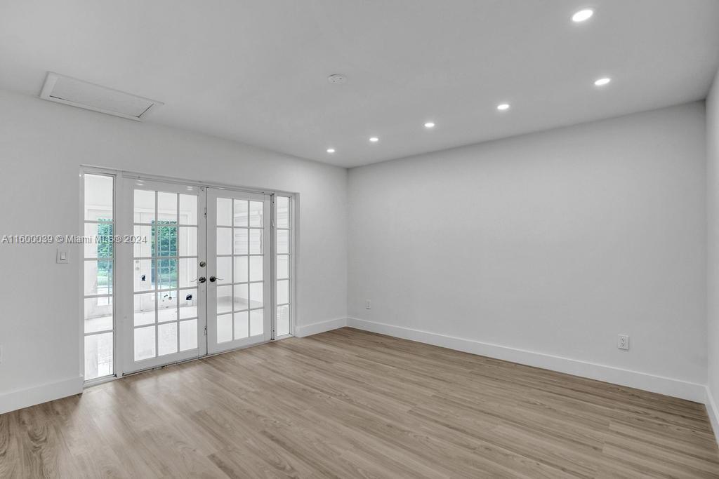 NORTH LAKE ESTATES - Residential Lease