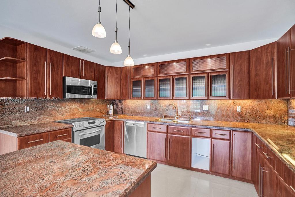 NORTH LAKE ESTATES - Residential Lease