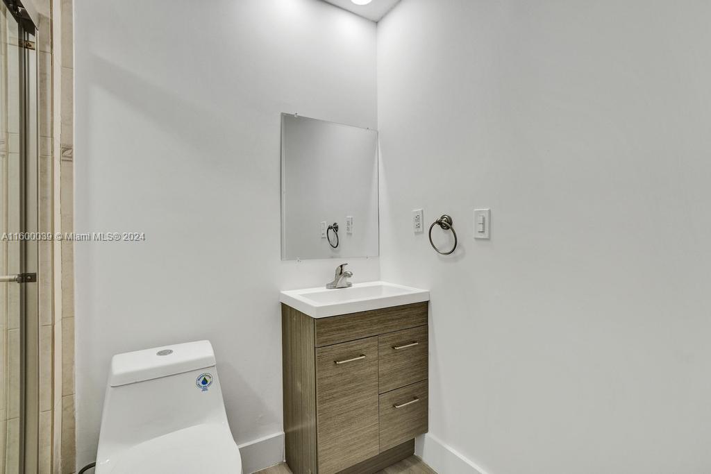 NORTH LAKE ESTATES - Residential Lease