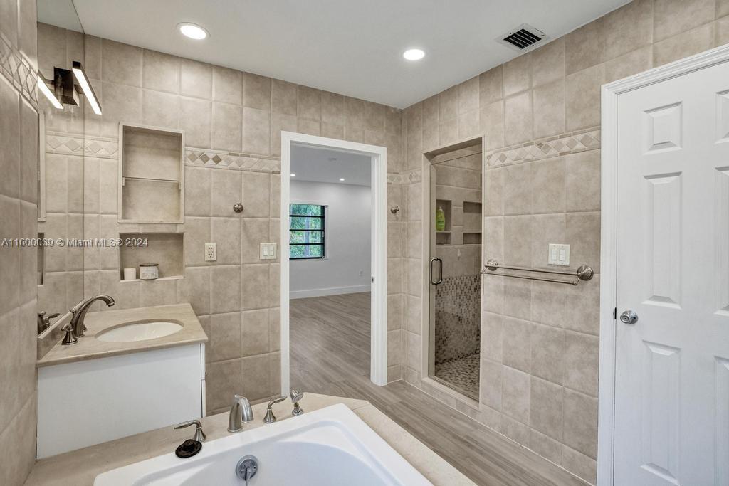 NORTH LAKE ESTATES - Residential Lease