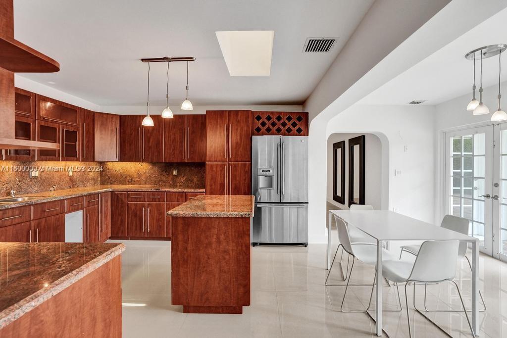 NORTH LAKE ESTATES - Residential Lease