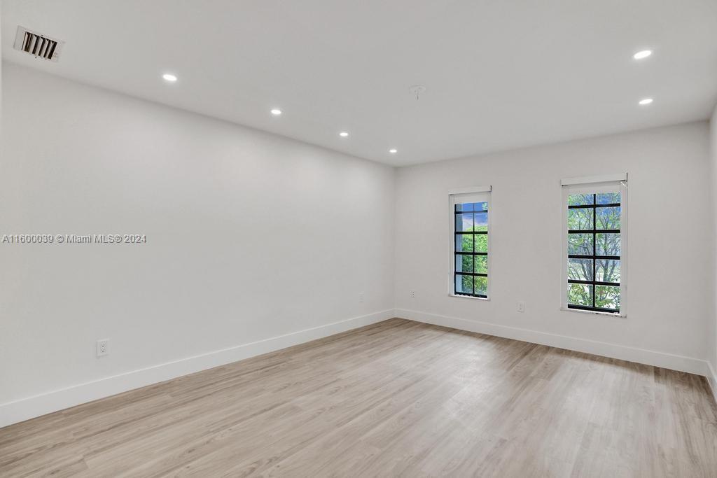 NORTH LAKE ESTATES - Residential Lease