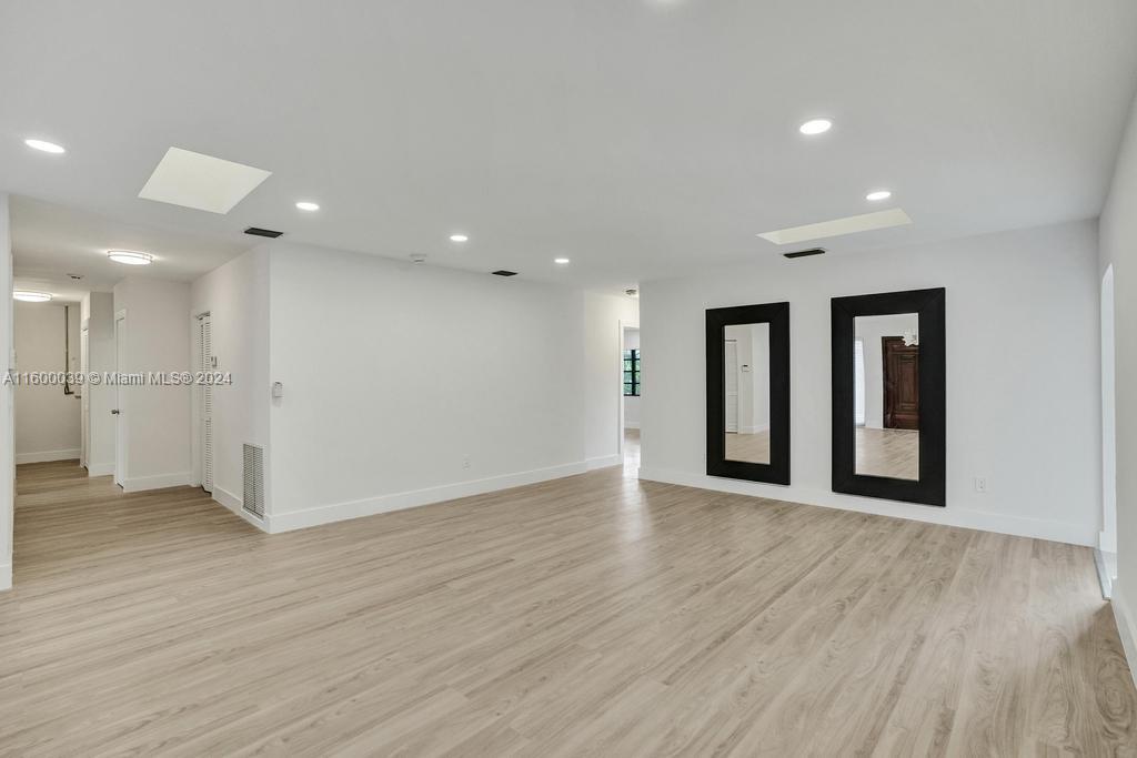 NORTH LAKE ESTATES - Residential Lease
