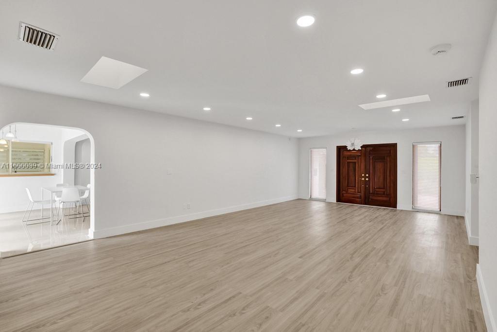 NORTH LAKE ESTATES - Residential Lease